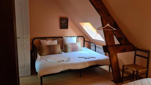 a bedroom with a bed with a ladder and a bed sidx sidx sidx at Domaine des Aulnaies - Beauval - Mareuil sur Cher in Mareuil-sur-Cher
