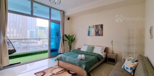 een slaapkamer met een bed en een groot raam bij 50% OFF Summer Offert, Nice w/ Balcony & Pool View in Dubai