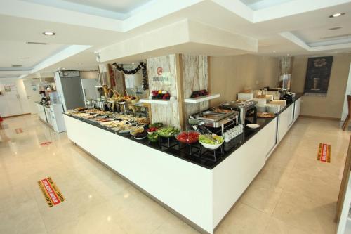 a buffet line with food on display in a restaurant at Dies Hotel in Diyarbakır