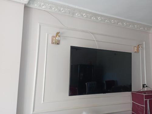 a living room with a large mirror on a wall at Holiday Inn fayoum in Kafr Maḩfūz̧