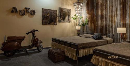 un dormitorio con una moto estacionada junto a una cama en Fun Factory en Ranchi