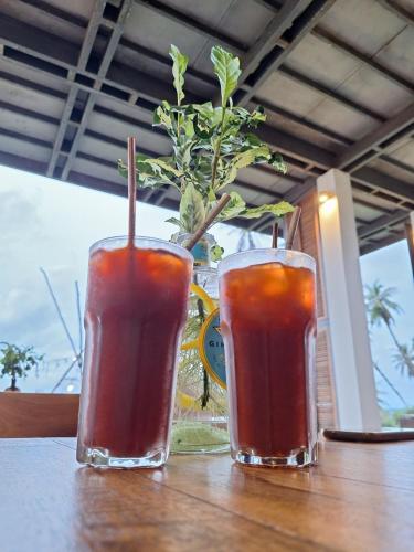 マーク島にあるSeabreeze @ Koh Makの木製テーブルの上に座ったドリンク2杯