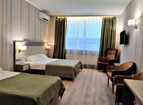 MisailovoにあるKA Royal Hotel BOUTIQUE - КА Роял Бутик Отельのホテルルーム ベッド2台&椅子付