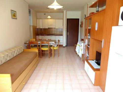 een keuken en eetkamer met een tafel en stoelen bij Wonderful apartment with terrace and pool in Porto Santa Margherita di Caorle