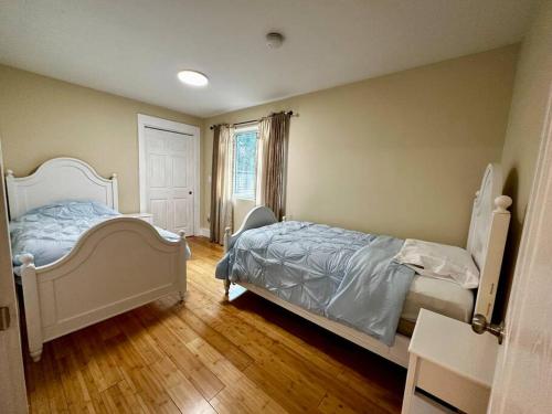 Schlafzimmer mit einem Bett und einem Fenster in der Unterkunft White Mountain Retreat in Thornton
