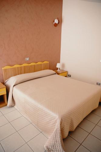 Ένα ή περισσότερα κρεβάτια σε δωμάτιο στο Halykos Hotel