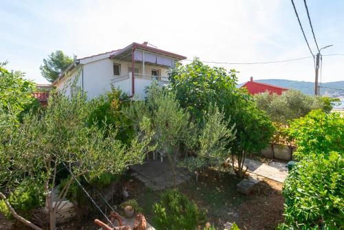 a view of a house from the garden at House Ante in Vinišće
