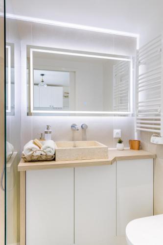 Bilik mandi di Escapade au Cocon des Plaisirs Secrets Spa &Sauna
