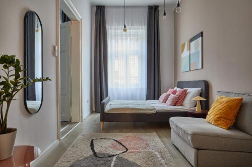 un soggiorno con letto e divano di Butik Life Hotel & Apartments a Budapest