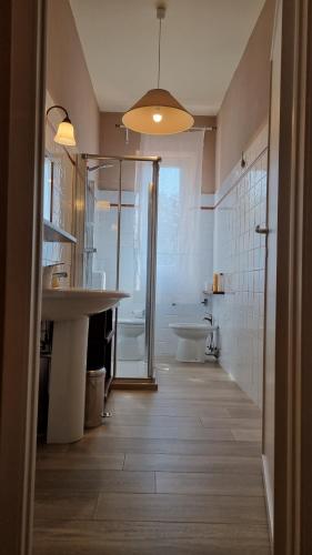 een badkamer met een douche, een wastafel en een bad bij Agriturismo La Corte in Pistoia