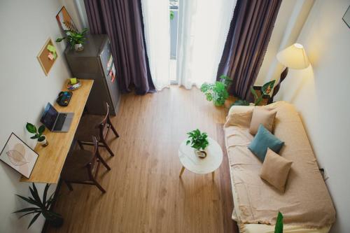 un soggiorno con divano e tavolo di Cozy Lovely Home + Netflix @District 1 ad Ho Chi Minh