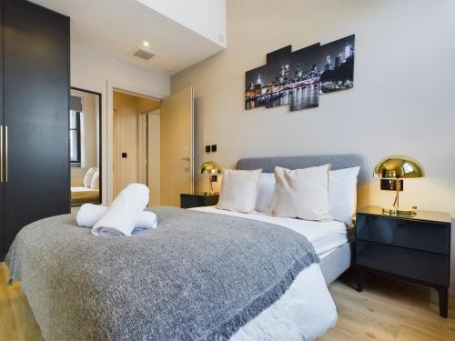 1 dormitorio con 2 camas en una habitación con en Luxury Stylish 2bedroom City Centre Apt, en Mánchester