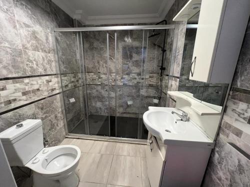La salle de bains est pourvue de toilettes, d'un lavabo et d'une douche. dans l'établissement Taksim Beyoğlu Talimhane apart, à Istanbul