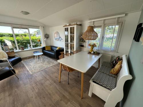 a living room with a white table and chairs at Effe Niks in Buren