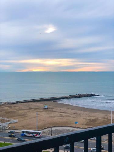 a view of a beach and the ocean with a bus at Hotel King's in Mar del Plata