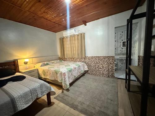 a bedroom with two beds and a window at Casa Chapadeira in Colinas Do Sul