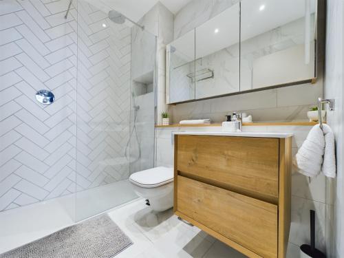 a bathroom with a shower and a toilet and a sink at Luxury Stylish 2bedroom City Centre Apt in Manchester