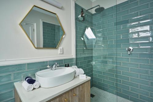 Bilik mandi di Chapter House Boutique Hotel by The Living Journey Collection