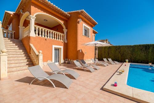 una villa con piscina y tumbonas en Villa Casita - PlusHolidays, en Calpe