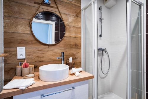 bagno con lavandino e specchio di Le Nichoir de la Colline - Parking & Wifi a Obernai