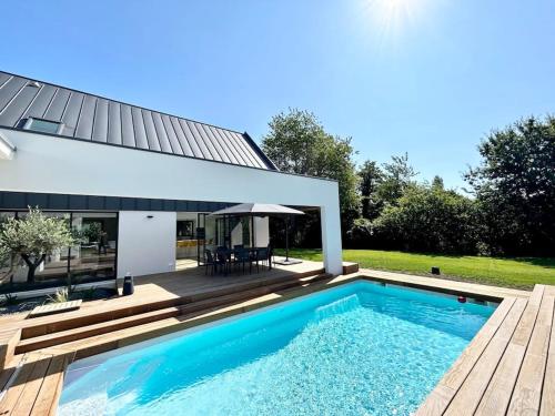 Villa neuve contemporaine avec piscine