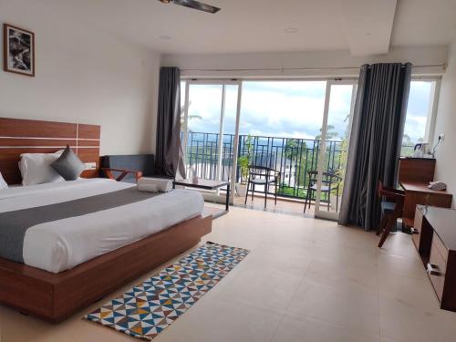 1 dormitorio con 1 cama grande y balcón en Burj Munnar en Anachal