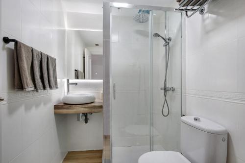a bathroom with a shower and a toilet and a sink at Apartamento Playa Morro Jable 1a in Morro del Jable