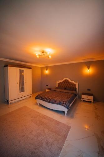 un dormitorio con una cama en una habitación en Ginza Villa Sapanca, en Sapanca