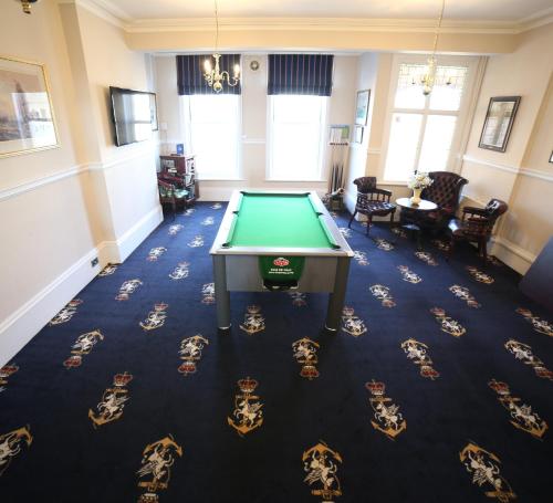 una sala de estar con una mesa de billar. en Royal Temple Yacht Club, en Ramsgate