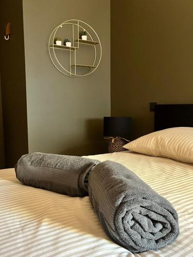 um cobertor deitado em cima de uma cama com um espelho em Vigne et mer-Spacieux Appartement Haussmannien-2chambres-Wifi em Béziers