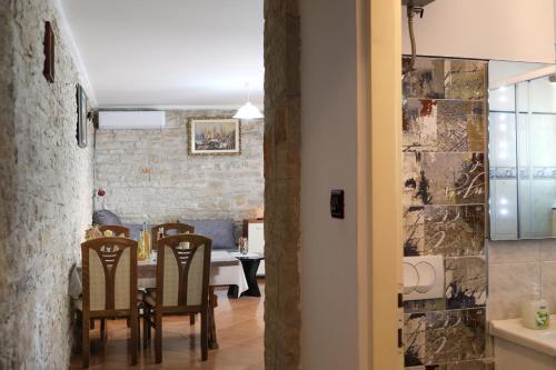 Apartments Faris في كانافانار: مطبخ وغرفة طعام مع طاولة وكراسي
