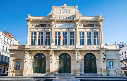 a building with a clock tower on top of it at Vigne et mer-Spacieux Appartement Haussmannien-2chambres-Wifi in Béziers