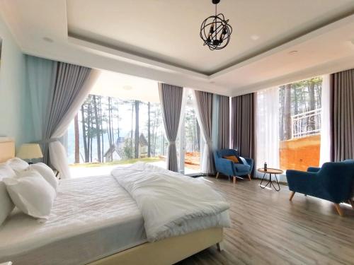um quarto com uma cama grande e uma janela grande em @HideawayDalat - Lakeview Villa l Karaoke l Kayak l BBQ em Da Lat
