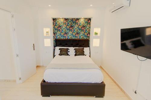 Un dormitorio con una cama grande en una habitación. en Sunset Dream Penthouse, en San Miguel de Abona