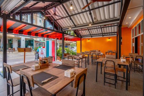 Un restaurante con mesas y sillas en un edificio. en Nice to meat you Rooms, en Patong Beach