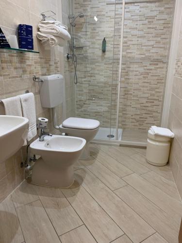 uma casa de banho com um WC e um chuveiro em I Monolocali Del Boccaccio em Milano Marittima