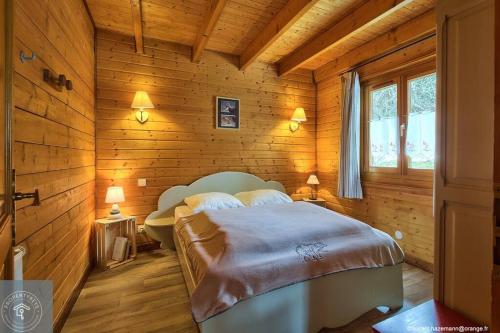 Posteľ alebo postele v izbe v ubytovaní Chalet Les Brimbelles avec Jacuzzi