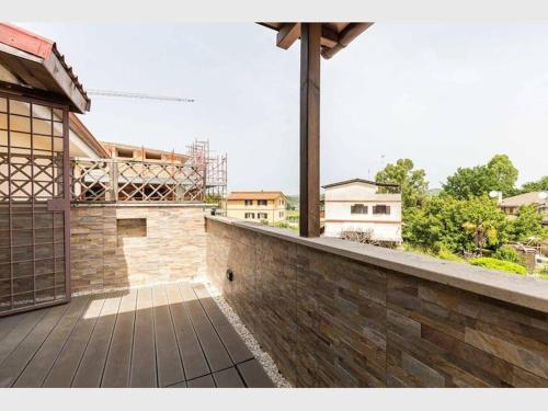 un edificio con una pared de ladrillo y un balcón en Marco Simone- Roma, en Marco Simone