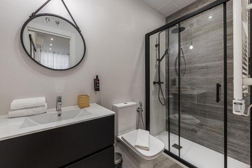 y baño con aseo, lavabo y espejo. en BNBHolder Fresh Confort II en Madrid
