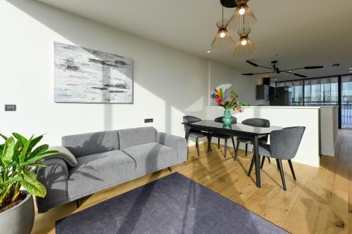 奧斯特韋克的住宿－12A, Luxe & Uniek - Bioscoopzaal - Terras - Uitzicht，客厅配有沙发和桌子