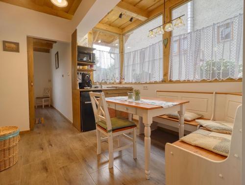 a kitchen with a table and chairs in a room at Nyírfa-Lak Apartman in Szilvásvárad