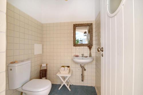 ein Bad mit einem WC und einem Waschbecken in der Unterkunft Casa de Benafim 1 in Benafim