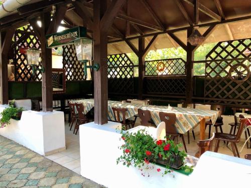- un restaurant avec des tables et des chaises dans un pavillon dans l'établissement Talizmán Étterem Panzió, à Miskolc