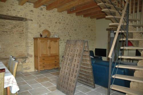 une chambre avec un escalier en bois et une chambre avec un bureau dans l'établissement Belle grange du 18ème restaurée avec charme, à Rouffignac-Saint-Cernin-de-Reilhac