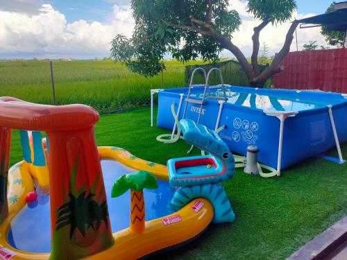 Kampong Permatang Serentang的住宿－Homestay Anjung Meranti Kids Pool，儿童游乐区,设有游泳池和游戏设备