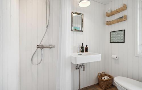 Ett badrum på Beach Front Home In Martofte With Kitchen
