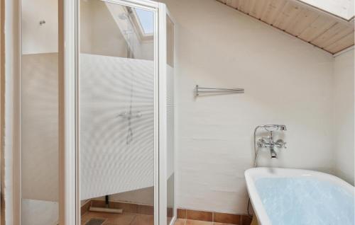 een badkamer met een douche en een wastafel bij Stunning Home In Glesborg With Wifi in Bønnerup Strand