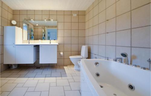 エーベルトフトにあるBeautiful Home In Ebeltoft With House Sea Viewのバスルーム(バスタブ、洗面台、トイレ付)