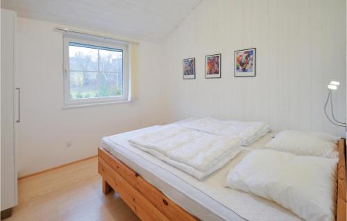 エーベルトフトにあるBeautiful Home In Ebeltoft With House Sea Viewのベッドルーム1室(白いシーツ付きのベッド1台、窓付)