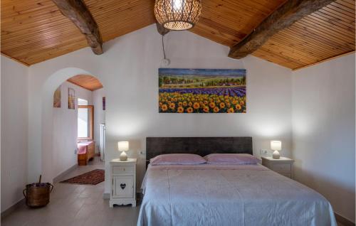 1 dormitorio con 1 cama y una pintura en la pared en Amazing Home In Civitaquana With Private Swimming Pool, Can Be Inside Or Outside, en Civitaquana